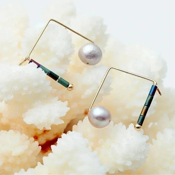 Pearl Stud Earrings Hematite Summer Beach Shell - Picture 5 of 8